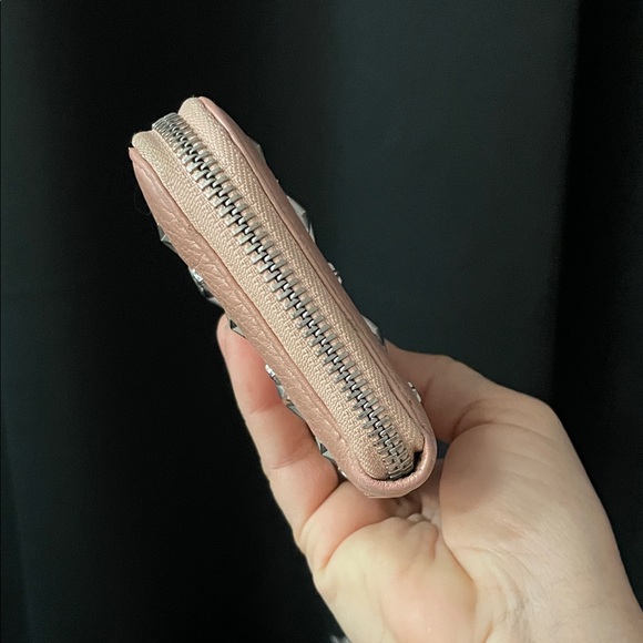 Jimmy Choo FILIPA Pearlized Pinkish Gold with silver Star Stud Zip Wallet - Picture 6 of 17